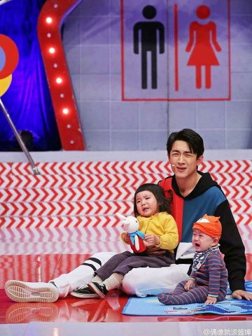 Nhìn những bức hình này, các fan nữ sẽ muốn"bắt cóc" Nguyệt công tử về làm chồng ngay và luôn.