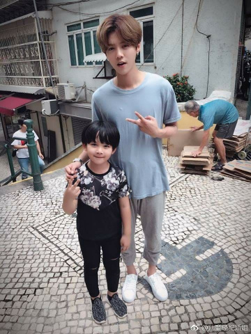 Và cũng có một Lộc Hàm siêu quậy cùng trẻ nhỏ ngoài đời như thế này.