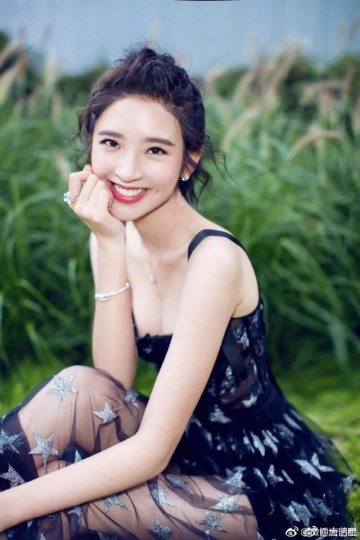 Đường Nghệ Hân xinh đẹp và tươi trẻ với tóc ngắn.