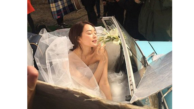 Shin Min Ah trông thật dịu dàng trong bộ váy cưới