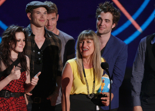 Đạo diễn Catherine Hardwicke (giữa) cùng dàn sao
