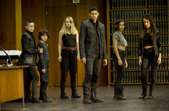 Tạo hình mạnh mẽ, gợi cảm của Maggie Q trong 'Insurgent'