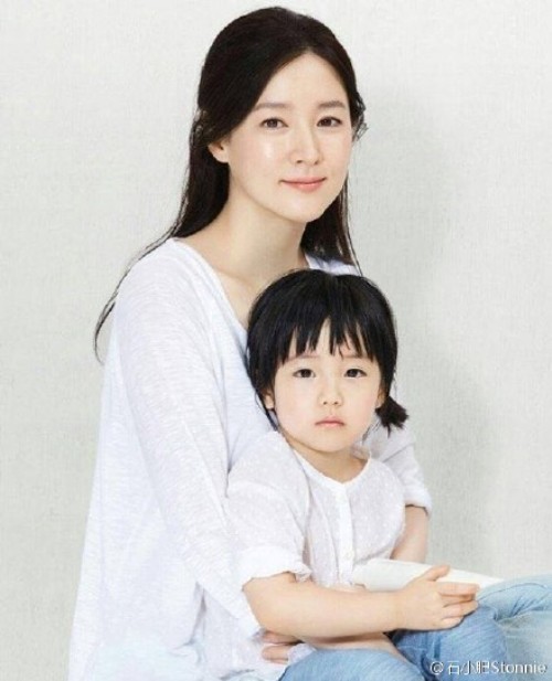 Con gái Lee Young Ae xinh đẹp di truyền từ mẹ