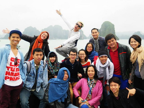 Đạo diễn Nguyễn Hoàng Điệp (áo hồng) cùng các học viên của