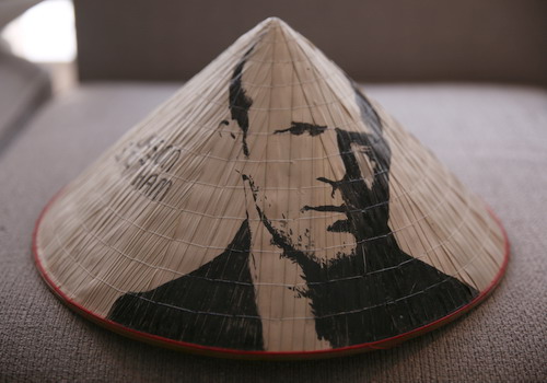Nón lá vẽ chân dung của Jason Statham.