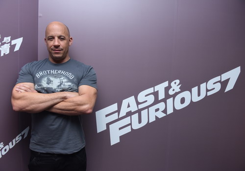 Vin Diesel, Jason Statham thích thú khi đội nón lá Việt Nam