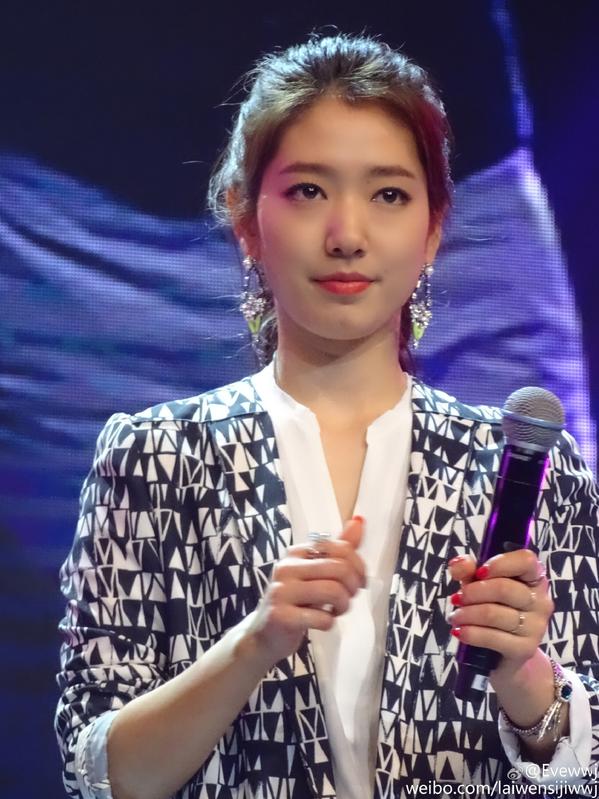 Park Shin Hye xinh đẹp rạng rỡ, e thẹn trong vòng tay Kim Young Kwang