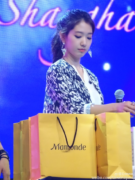 Park Shin Hye xinh đẹp rạng rỡ, e thẹn trong vòng tay Kim Young Kwang