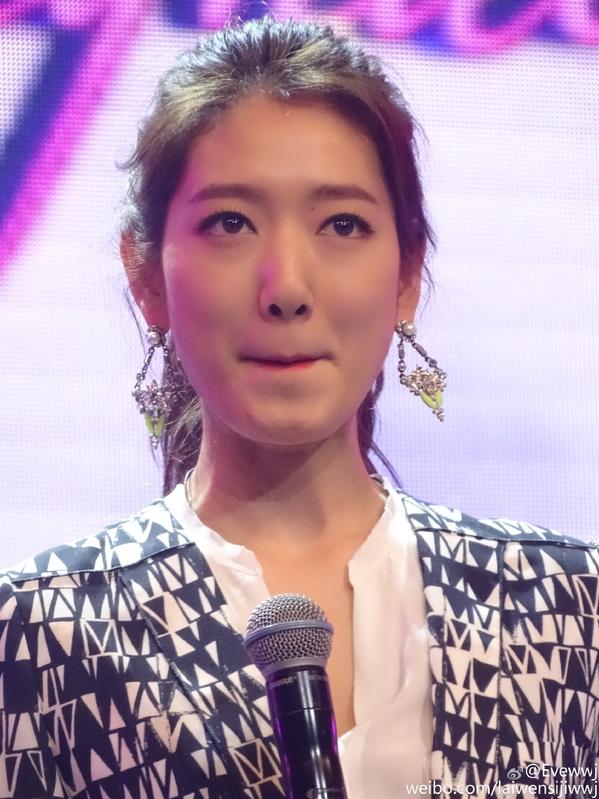 Park Shin Hye xinh đẹp rạng rỡ, e thẹn trong vòng tay Kim Young Kwang