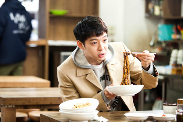 Park Yoo Chun bị thương khi đang quay phim 'The Girl Who Sees Smells'