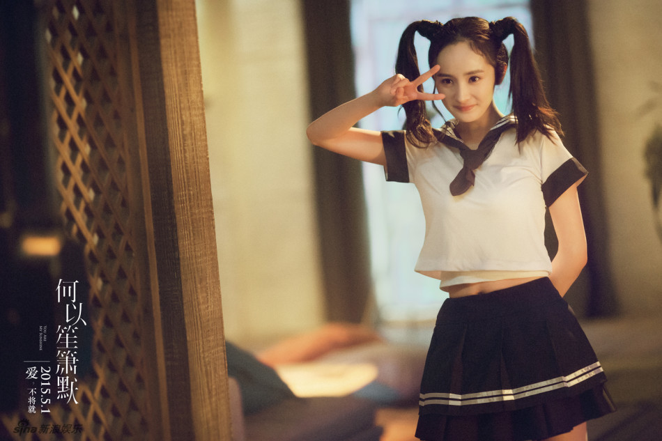 Dương Mịch không dám nhìn mặt ai vì mặc đồ nữ sinh quyến rũ Huỳnh Hiểu Minh