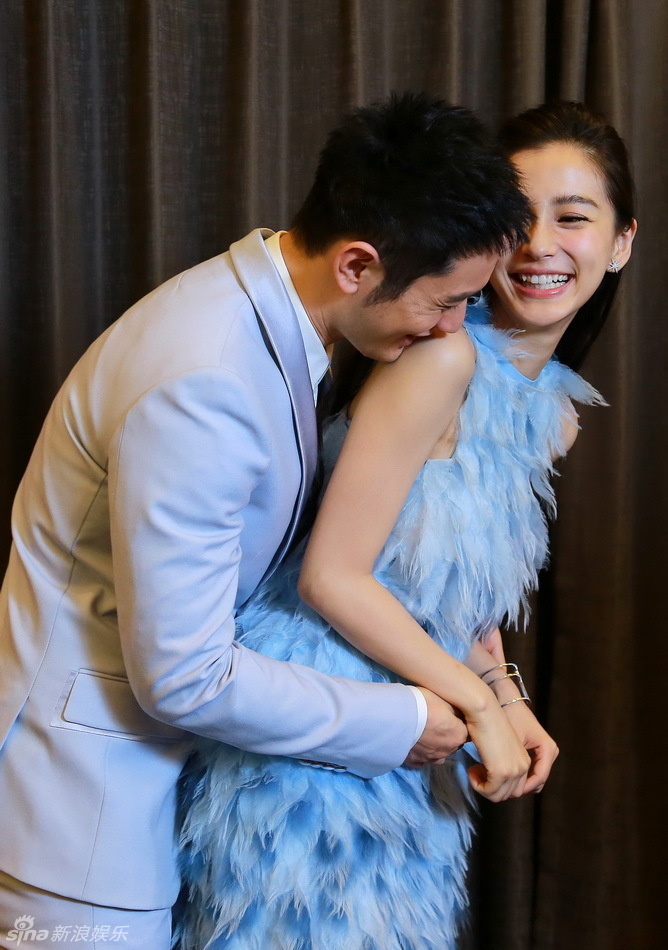 Vắng Dương Mịch, Huỳnh Hiểu Minh và AngelaBaby ngọt ngào trên sân khấu