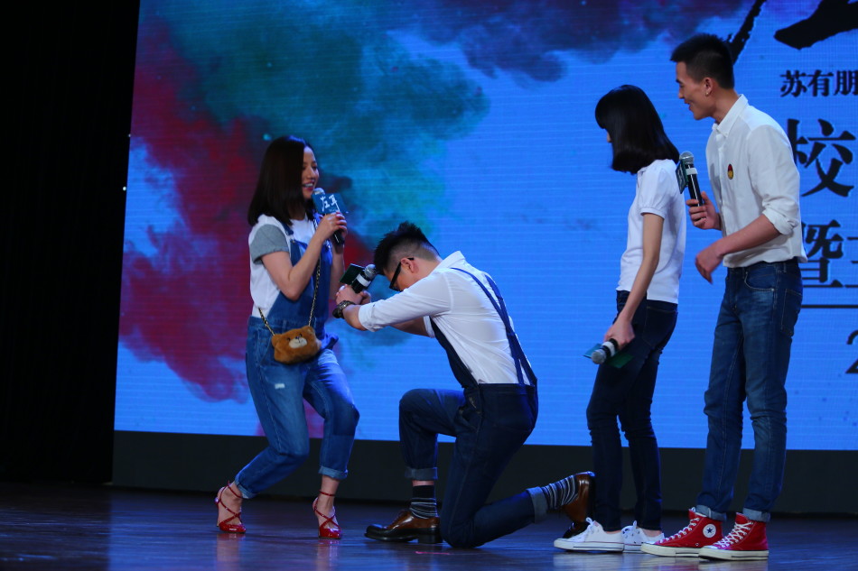 Tô Hữu Bằng và Triệu Vy bất ngờ mặc đồ đôi để 'hồi teen'