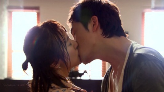 Những nụ hôn khiến Yoon Eun Hye 'nhớ mãi không quên'