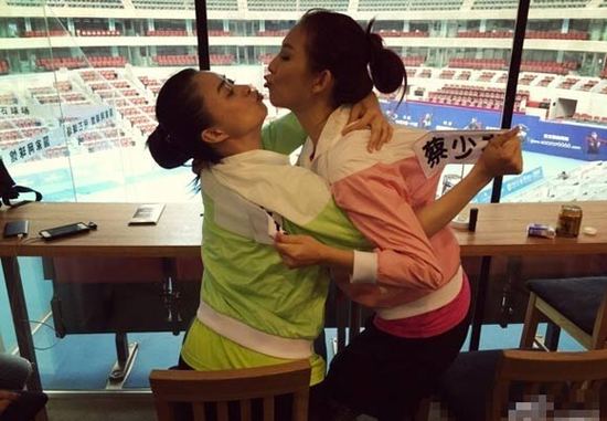 'Hoàng hậu' Thái Thiếu Phân và 'Hoa phi' Tưởng Hân vừa gặp đã gây chiến?