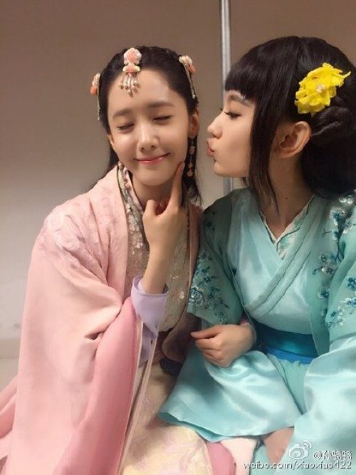 'Bất chấp' rào cản ngôn ngữ, Yoona thân thiết với dàn diễn viên 'Võ Thần Triệu Tử Long'