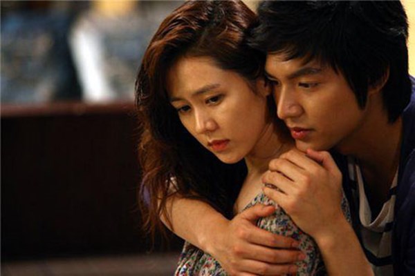 Những cái ôm từ phía sau ấm áp của màn ảnh Hàn