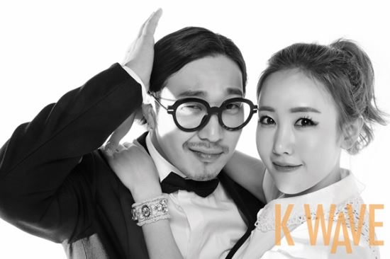 Vợ chồng HaHa đáng yêu trên tạp chí K-Wave