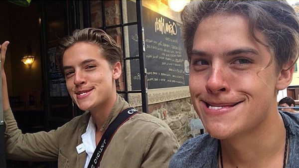 Cặp sao 'Zack và Cody' khoe ảnh tốt nghiệp trường đại học danh giá