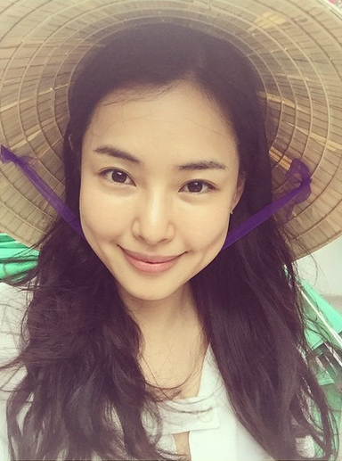 Honey Lee quyến rũ trong bộ ảnh thực hiện ở thành phố biển Đà Nẵng, Việt Nam
