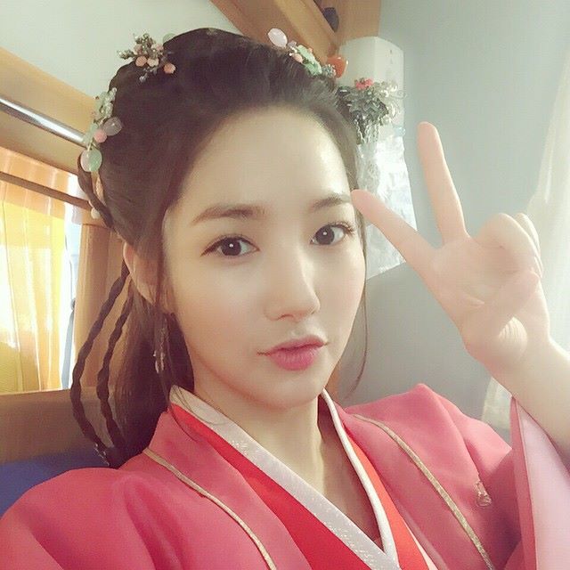 Park Min Young xinh đẹp 'ăn đứt' Yoona với tạo hình cổ trang