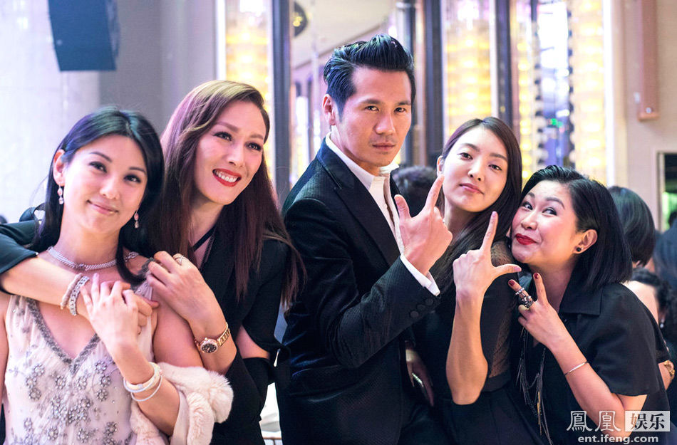 Dàn sao nổi tiếng tụ tập trong đám cưới tuổi 62 của Chung Trấn Đào