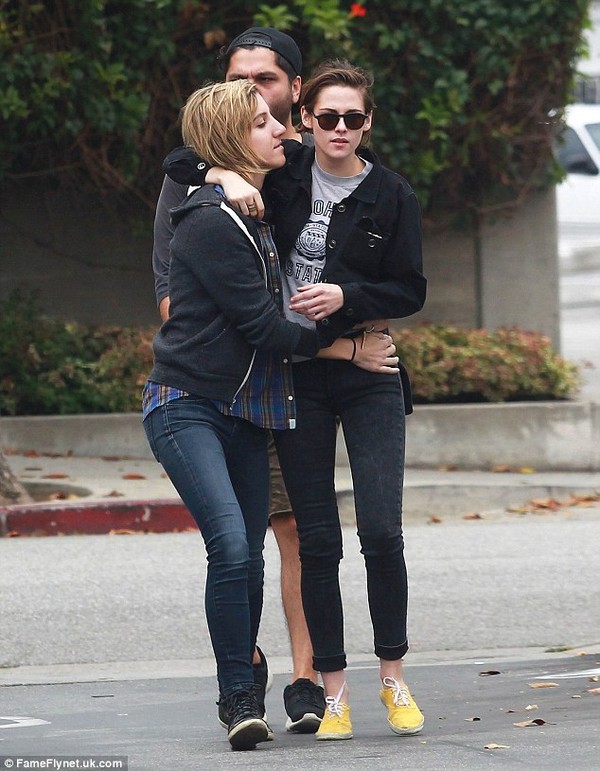 Kristen Stewart ôm ấp bạn gái đồng tính trên phố