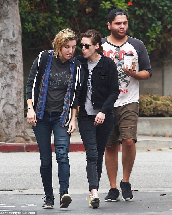 Kristen Stewart ôm ấp bạn gái đồng tính trên phố