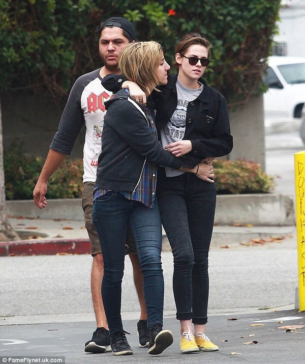 Kristen Stewart ôm ấp bạn gái đồng tính trên phố