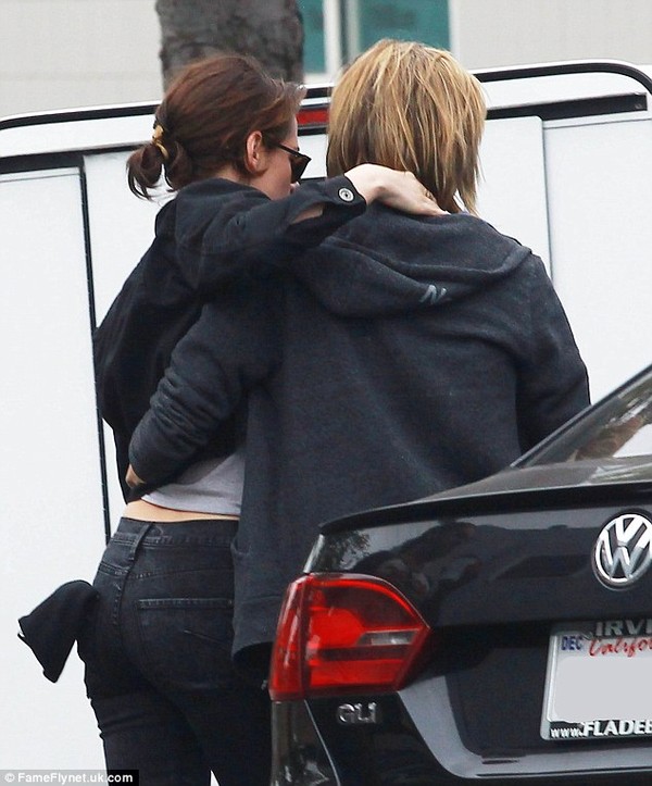 Kristen Stewart ôm ấp bạn gái đồng tính trên phố
