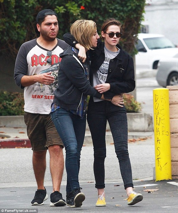 Kristen Stewart ôm ấp bạn gái đồng tính trên phố