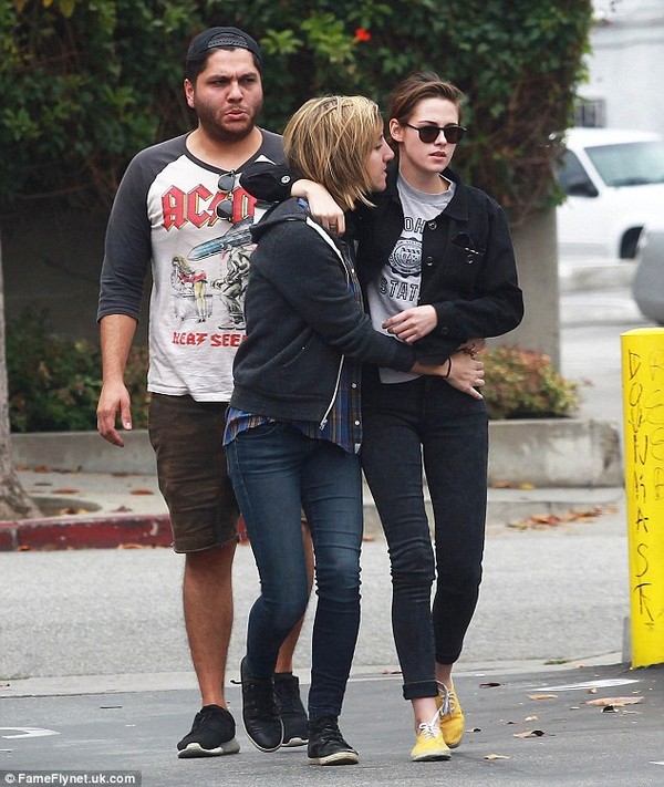 Kristen Stewart ôm ấp bạn gái đồng tính trên phố