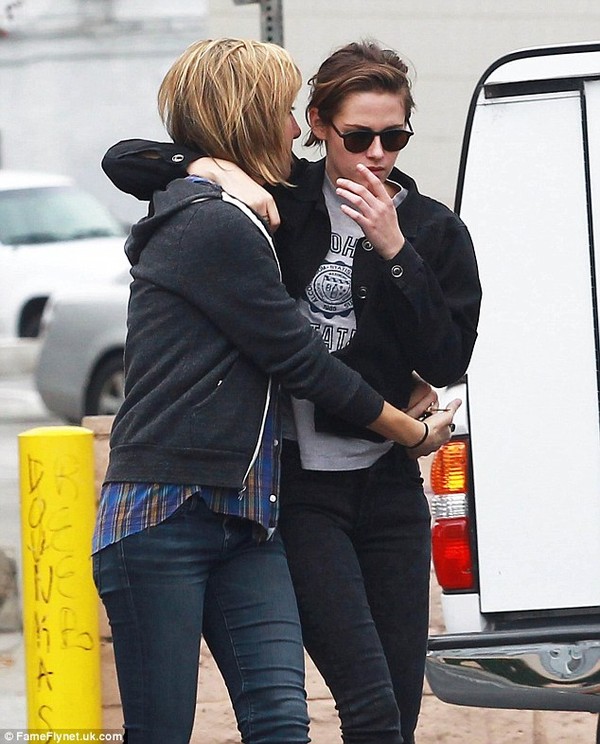 Kristen Stewart ôm ấp bạn gái đồng tính trên phố