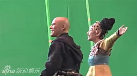 Ngã ngửa với tạo hình mỹ nhân ngư giống chuột Mickey của AngelaBaby