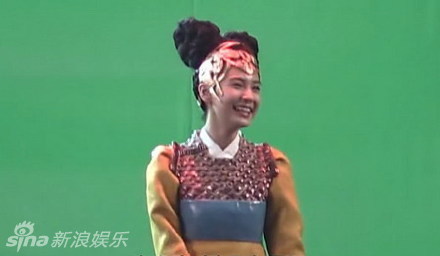 Ngã ngửa với tạo hình mỹ nhân ngư giống chuột Mickey của AngelaBaby