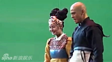Ngã ngửa với tạo hình mỹ nhân ngư giống chuột Mickey của AngelaBaby