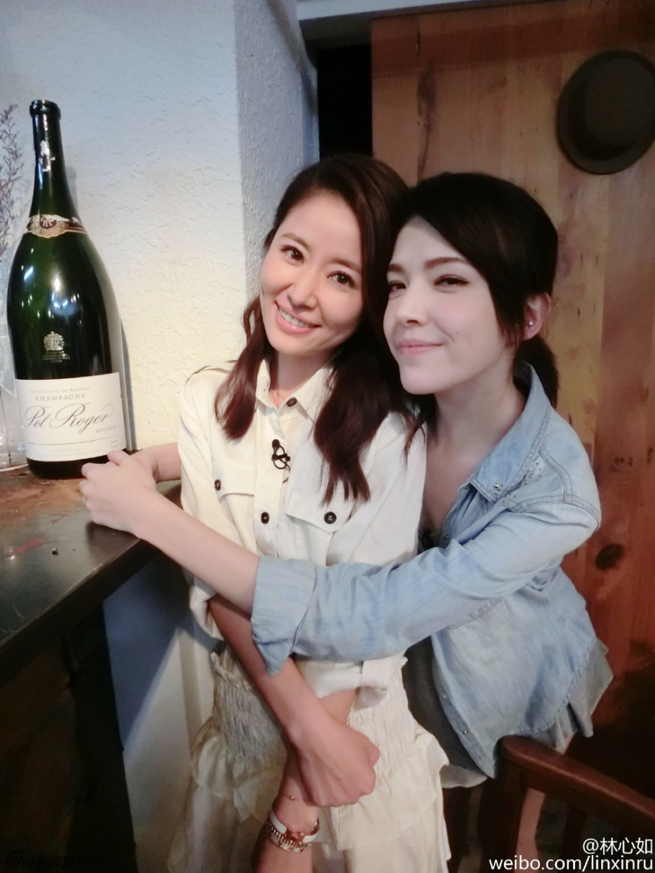 Lâm Tâm Như khoe nhan sắc không tuổi bên đàn em 8x