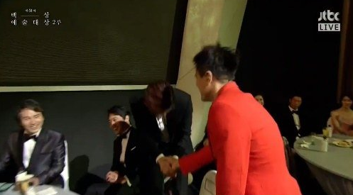 Thích thú trước khoảnh khắc Lee Min Ho 'ra mắt bố vợ' Park Jin Young