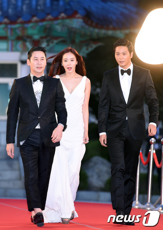 Nghệ sĩ xứ Hàn tự tin khoe sắc trên thảm đỏ lễ trao giải 'Baeksang' lần thứ 51