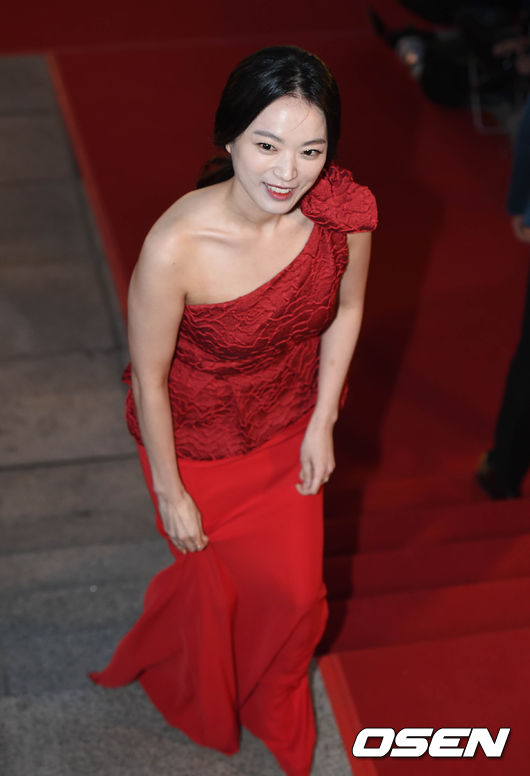 Nghệ sĩ xứ Hàn tự tin khoe sắc trên thảm đỏ lễ trao giải 'Baeksang' lần thứ 51
