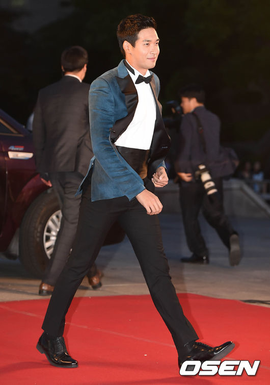 Nghệ sĩ xứ Hàn tự tin khoe sắc trên thảm đỏ lễ trao giải 'Baeksang' lần thứ 51
