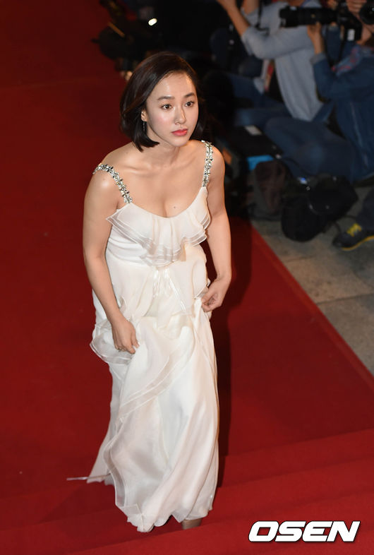 Nghệ sĩ xứ Hàn tự tin khoe sắc trên thảm đỏ lễ trao giải 'Baeksang' lần thứ 51