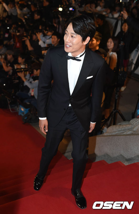 Nghệ sĩ xứ Hàn tự tin khoe sắc trên thảm đỏ lễ trao giải 'Baeksang' lần thứ 51