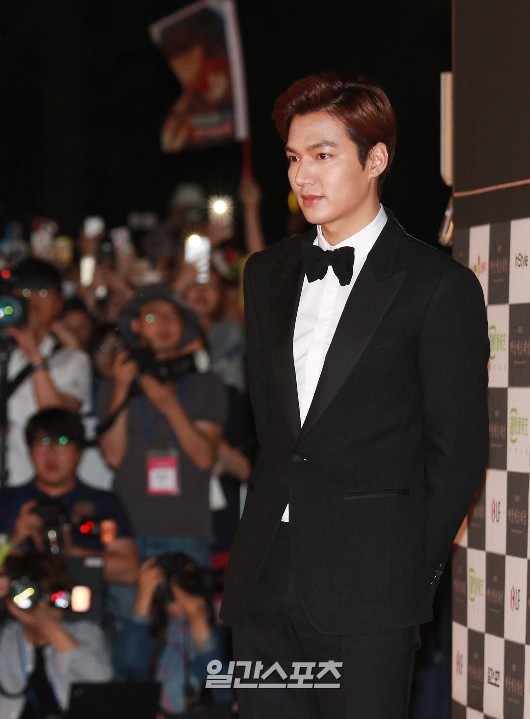 Nghệ sĩ xứ Hàn tự tin khoe sắc trên thảm đỏ lễ trao giải 'Baeksang' lần thứ 51
