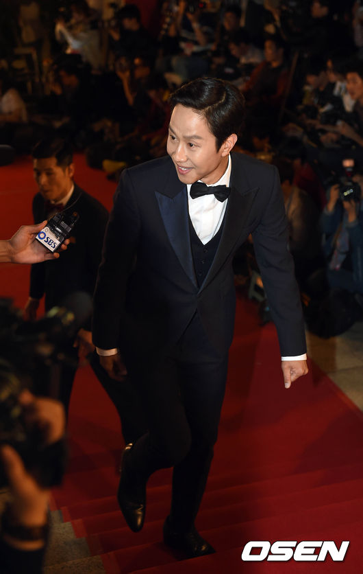 Nghệ sĩ xứ Hàn tự tin khoe sắc trên thảm đỏ lễ trao giải 'Baeksang' lần thứ 51