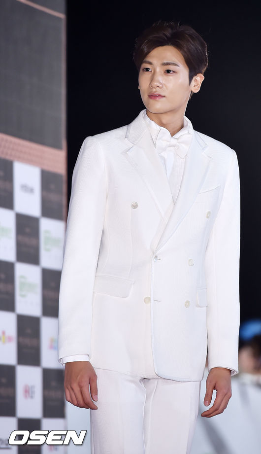 Nghệ sĩ xứ Hàn tự tin khoe sắc trên thảm đỏ lễ trao giải 'Baeksang' lần thứ 51