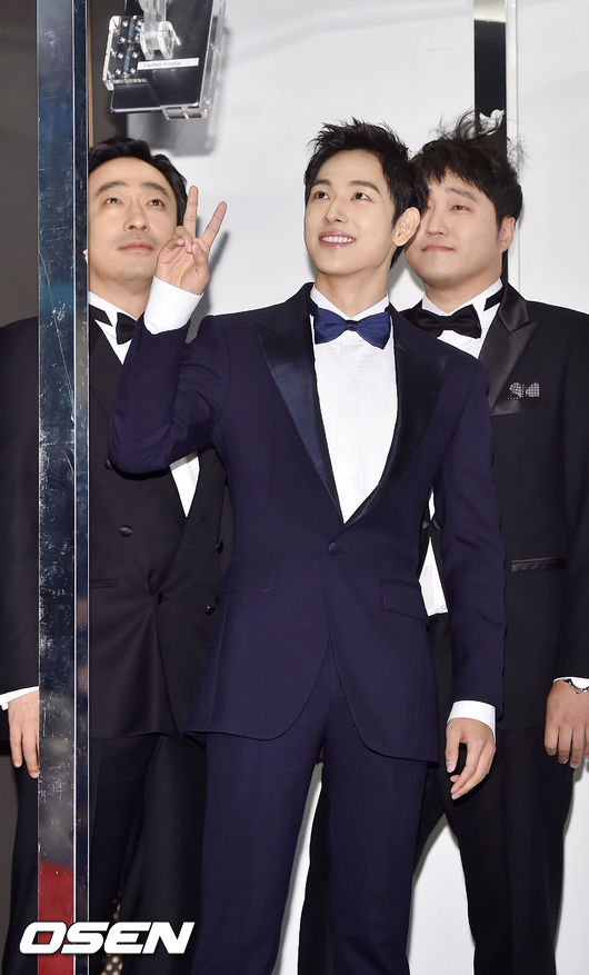 Nghệ sĩ xứ Hàn tự tin khoe sắc trên thảm đỏ lễ trao giải 'Baeksang' lần thứ 51