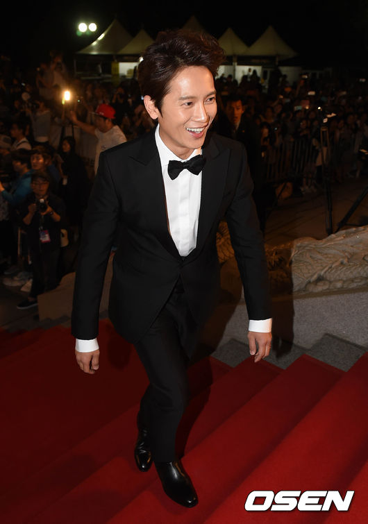 Nghệ sĩ xứ Hàn tự tin khoe sắc trên thảm đỏ lễ trao giải 'Baeksang' lần thứ 51