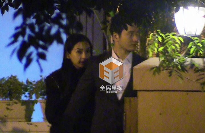 Huỳnh Hiểu Minh và AngelaBaby làm tiệc mừng ngay sau khi đăng ký kết hôn