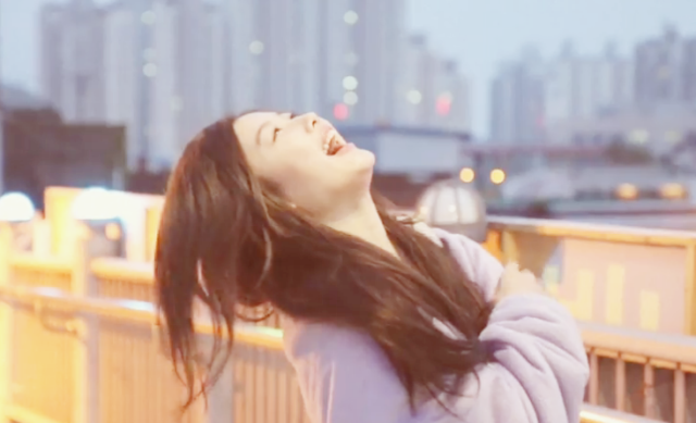 Thích thú trước hình ảnh 'phát cuồng' đáng yêu của Kim Yoo Jung